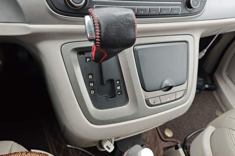 Used SAIC MAXUS G10 2014 2.0T Automatic Elite Edition Gear Lever