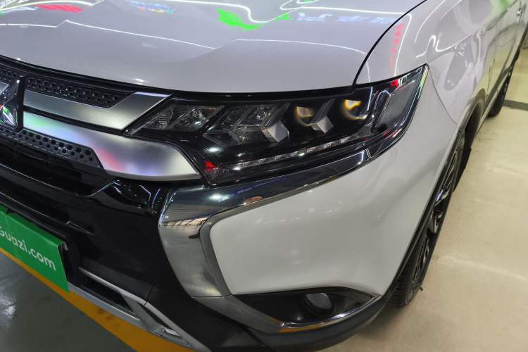 Used Mitsubishi Outlander 2019 2.4L 4x4 Zhi Xiang Edition 7 Seats China V Emission Standard