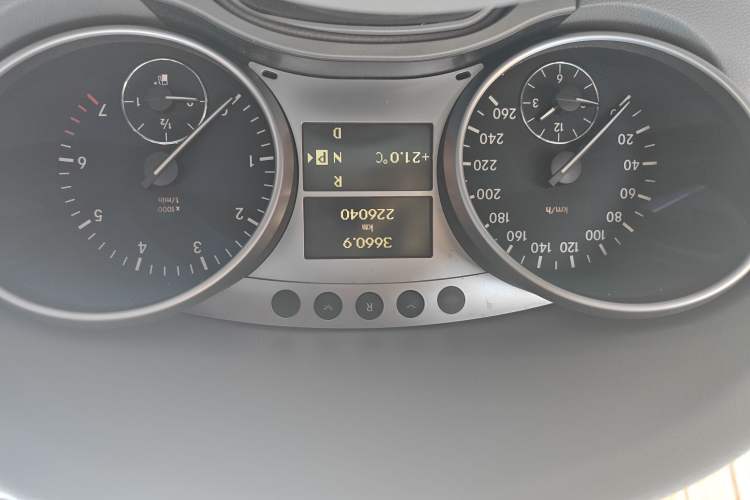 Used Mercedes-Benz M-Class 2010 ML 300 4MATIC Odometer Close Up
