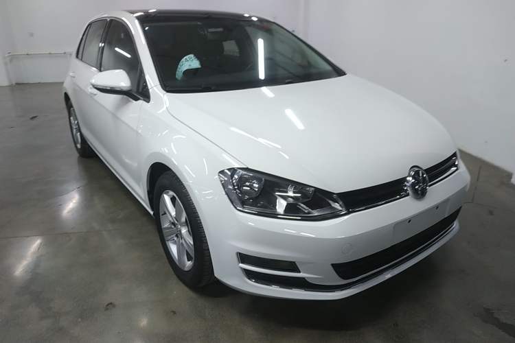 Used Volkswagen Golf 2015 1.4TSI Automatic Luxury Model Front Right 45 Deg