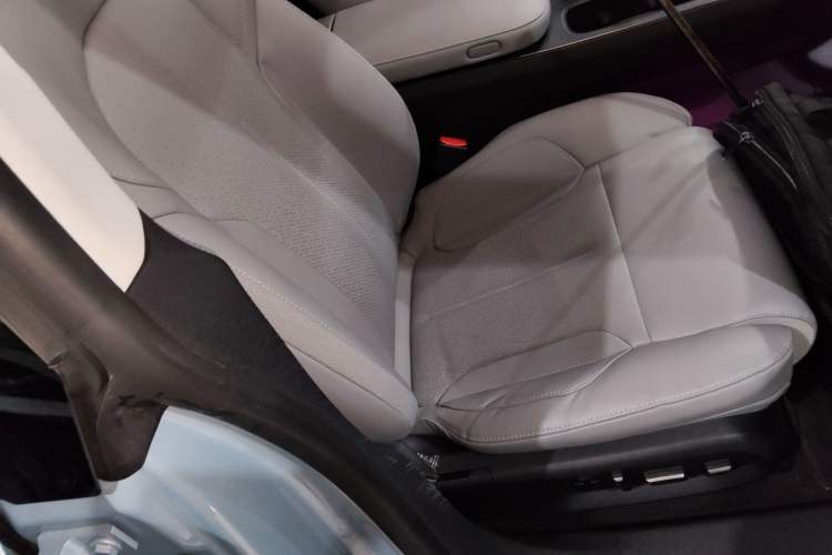 Used Nio ET5 2022 75 kWh Right Front Seat