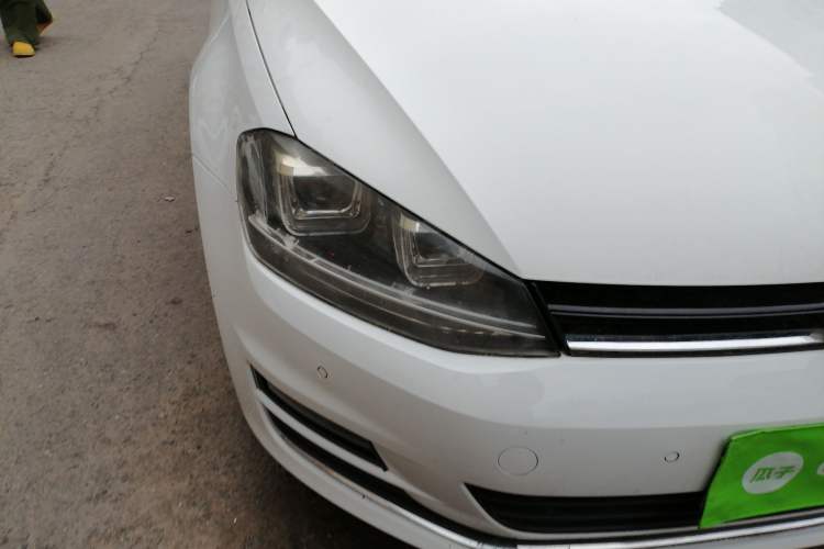 Used Volkswagen Golf 2017 230TSI Automatic Comfort Edition – Celebrating Milestone of One Million Units Right Front Headlight