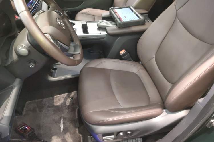 Used Toyota Sienna 2021 2.5L Hybrid Platinum Edition
