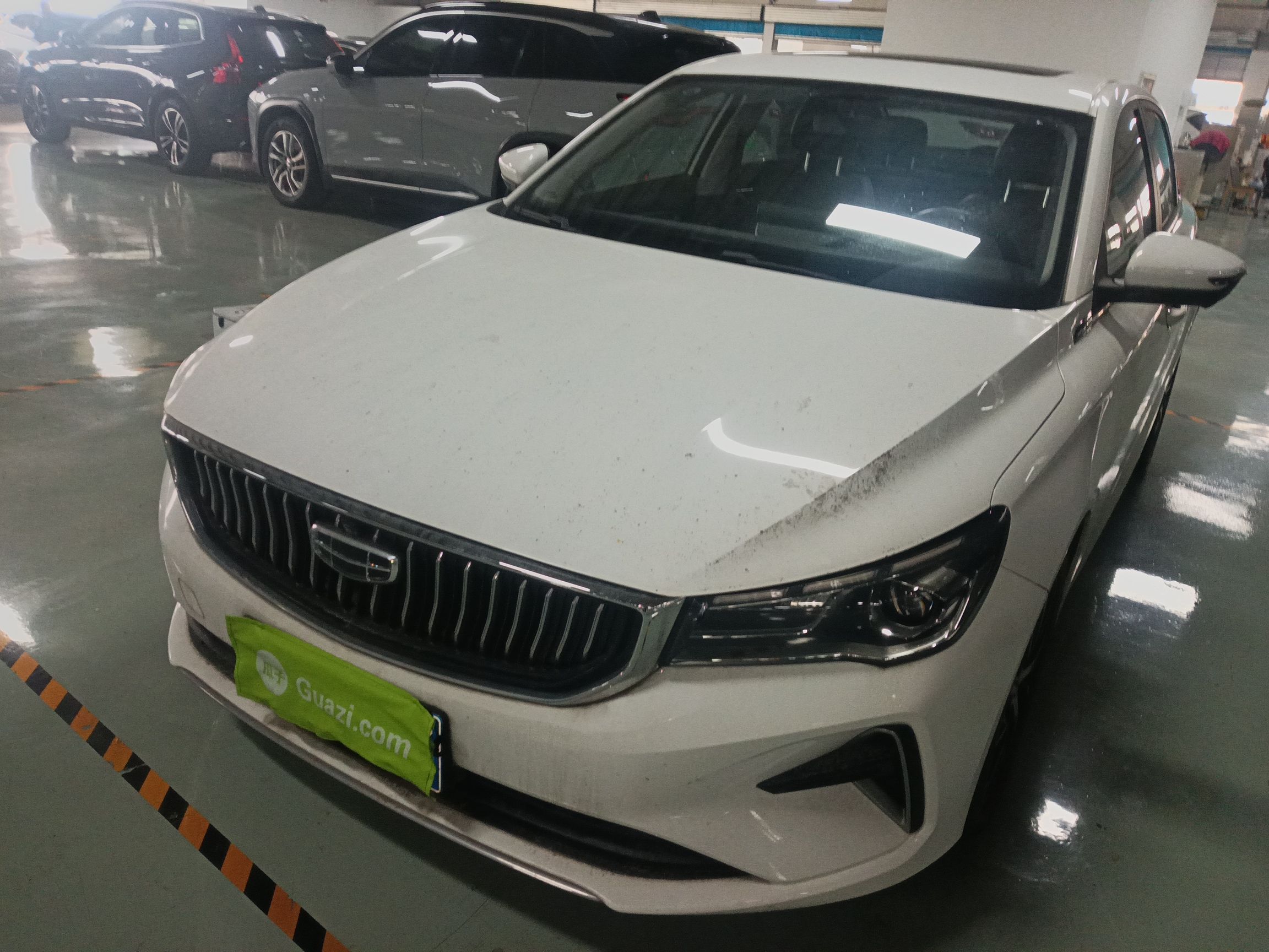 Под передней частью автомобиля