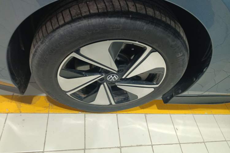 Used Volkswagen ID.7 VIZZION 2024 AIR model Left Front Wheel Hub