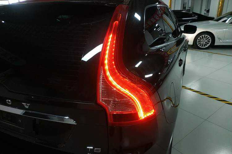 Used Volvo XC60 2017 T5 AWD Smart Upgrade Edition Exterior 3