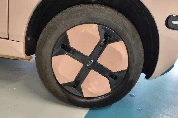 Used Chery QQ Ice Cream 2024 205km Sundae Right Front Wheel Hub