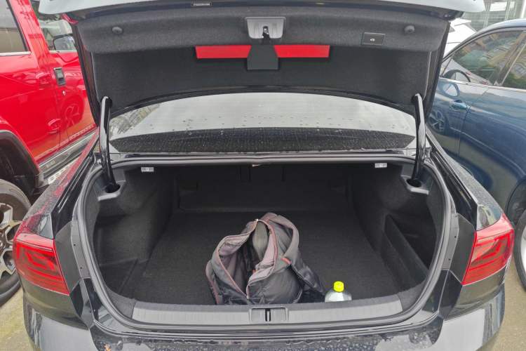 Used Volkswagen Magotan 2024 2 Million Units Zhongxiang Version 330TSI DSG Luxury Edition
