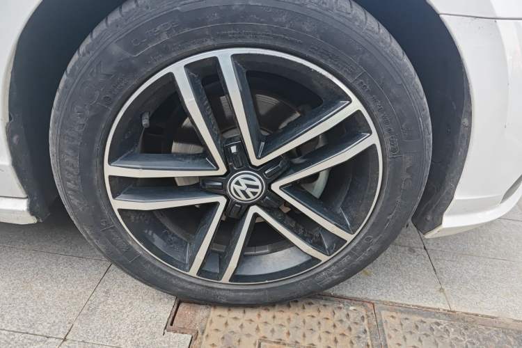 Used Volkswagen Lamando 2019 280TSI DSG Comfort Edition China VI standard Right Front Wheel Hub