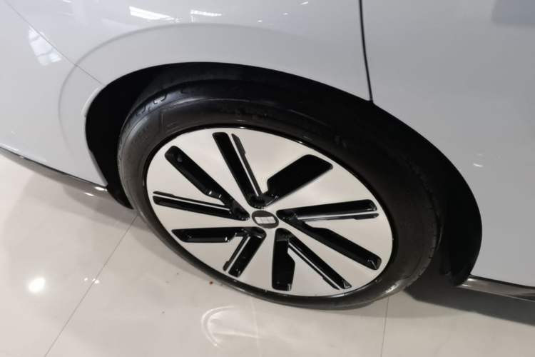 Used Geely Galaxy E8 2024 665 km Range Rear-Drive Starship Long-Range Version
