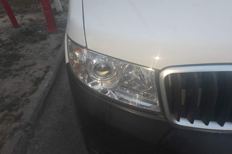 Used Jinbei Hiace X30 2023 1.5L Super-Comfortable Passenger Van 5/6/7-Seater Non-Air-Conditioned Version Model SWC15M Right Front Headlight