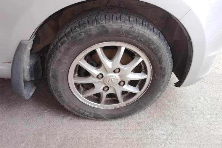 Used BAIC Weiwang M20 2014 1.5L Comfort Version BJ415B Right Front Wheel Hub