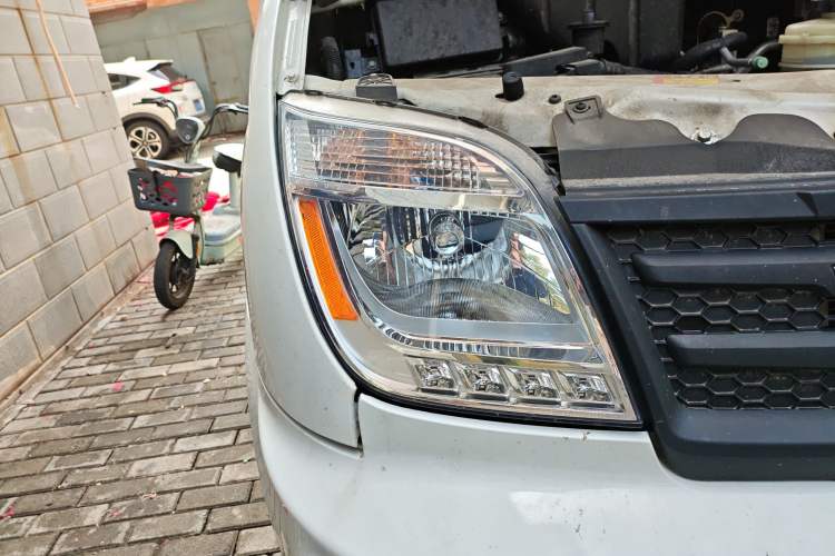 Used SAIC MAXUS Xintu V80 2023 2.0T AMT Classic Aoyuntong Short Wheelbase Ultra-Low Roof 5/6-Seater