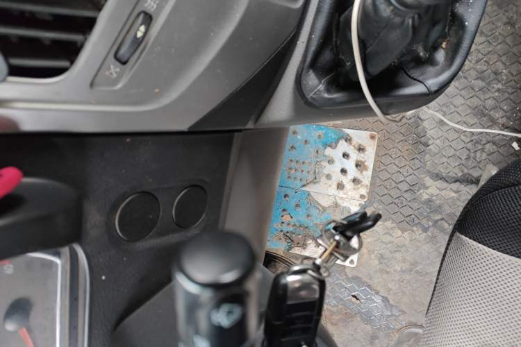 Used Dongfeng Yufeng 2018 2.3T Logistics Vehicle A100 Luxury Edition Short Wheelbase Mid-Roof Design 5–9 Seater
