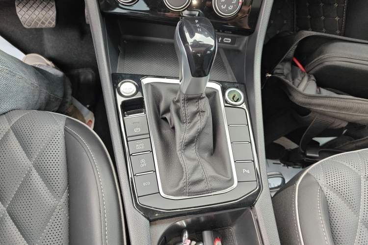 Used Volkswagen Sagitar 2024 300TSI DSG Excellence Edition Gear Lever