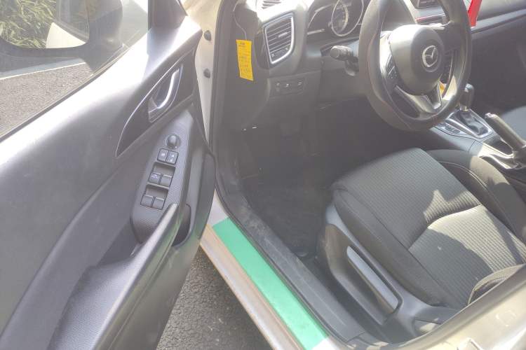 Used Mazda 3 Axela 2016 Sedan 1.5L Automatic Comfort Model