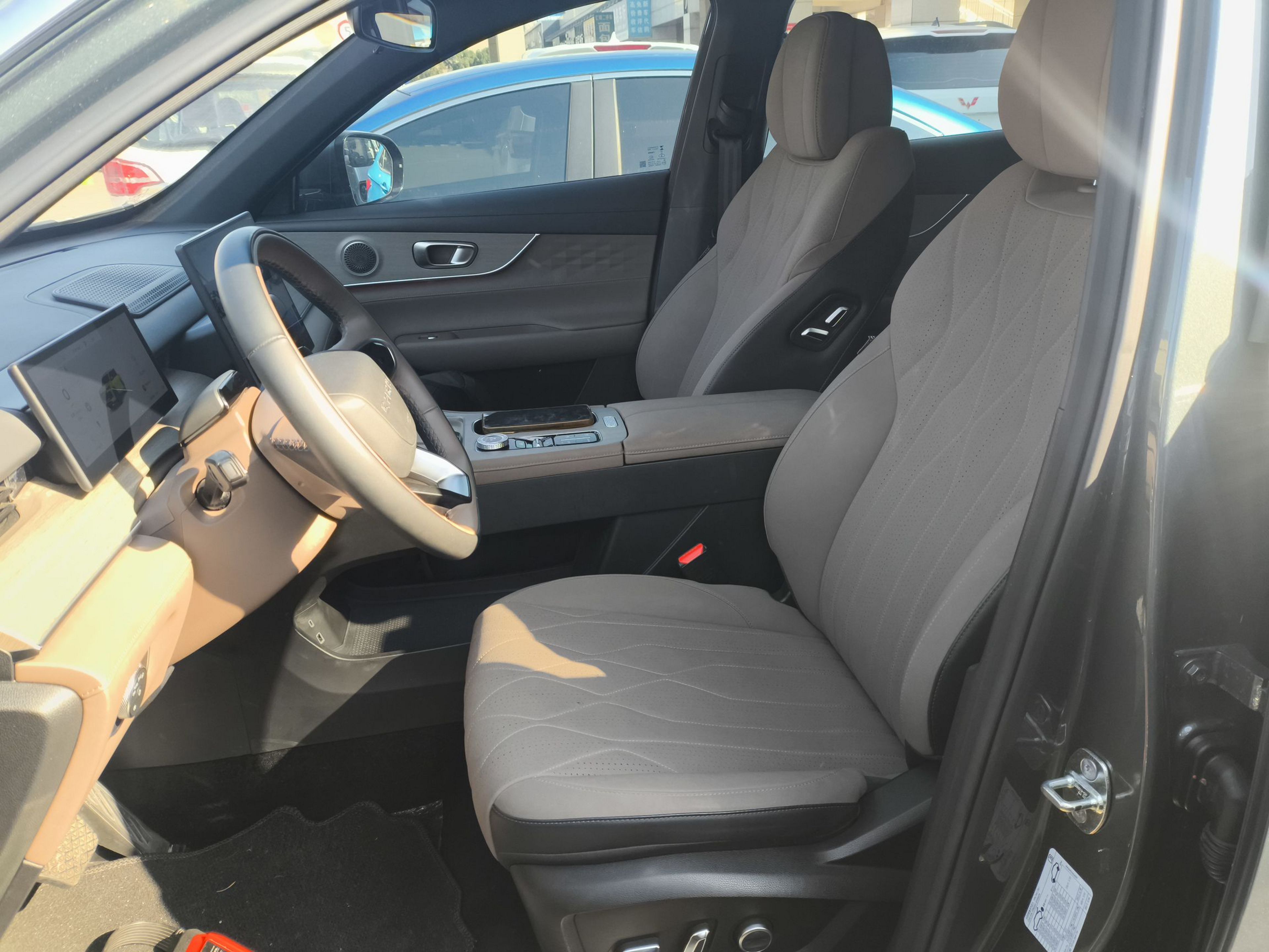 المقاعد الأمامية داخل السيارة