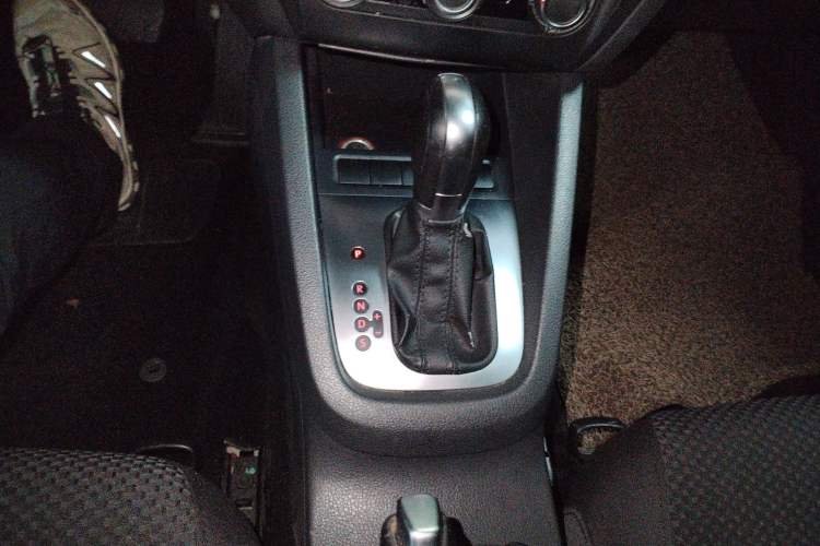 Used Volkswagen Sagitar 2014 Revised Version 1.6L Automatic Leading Edition Gear Lever