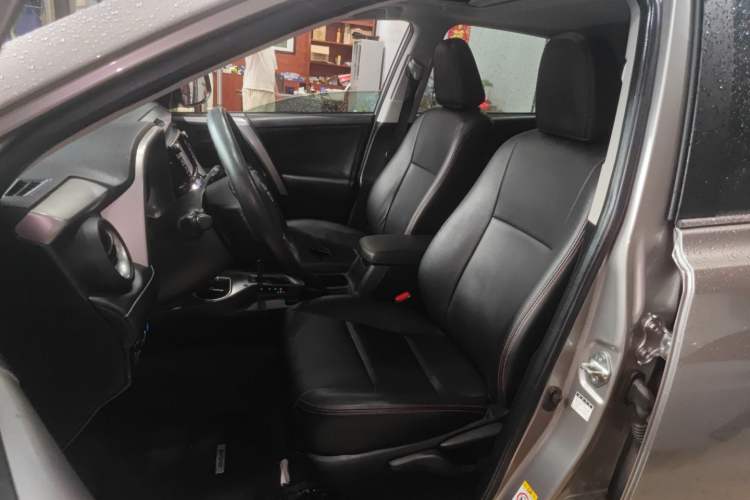 Used Toyota RAV4 2016 2.0L CVT Two-Wheel Drive Fashion Edition China V Standard
