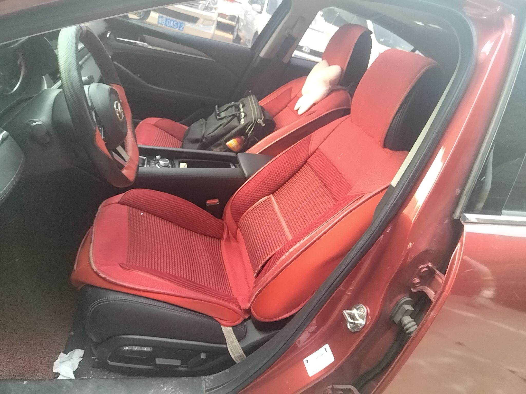 Переднее сиденье в автомобиле