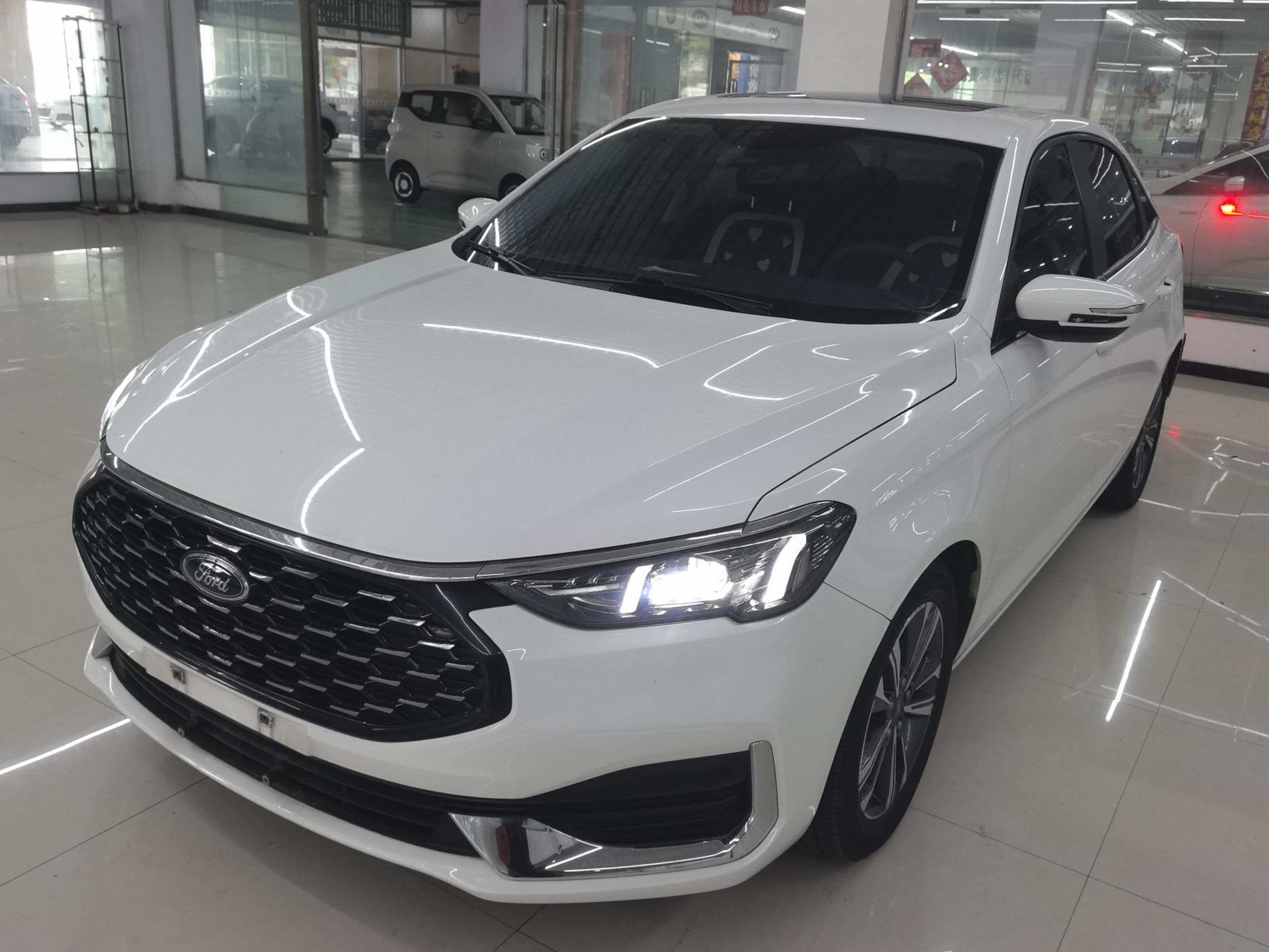 تحت مقدمة السيارة