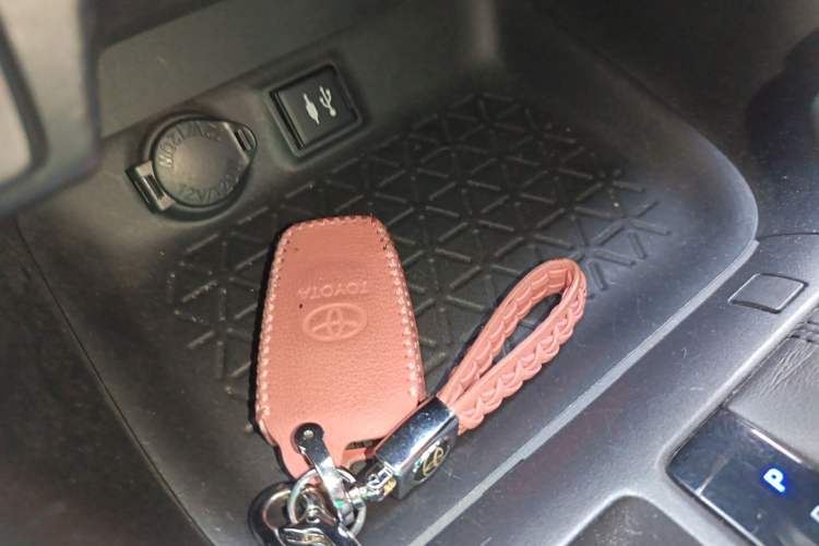 Used Toyota RAV4 2020 2.0L CVT Two-Wheel Drive Fashion Edition Interior 1