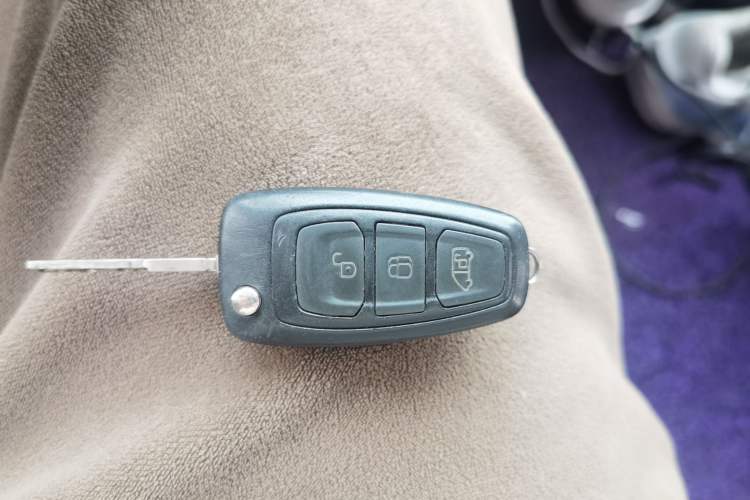 Used Ford Transit 2019 2.0T Gasoline Automatic Business & Travel Short Wheelbase Low-Roof 7-Seater China VI Standard Vehicle Key