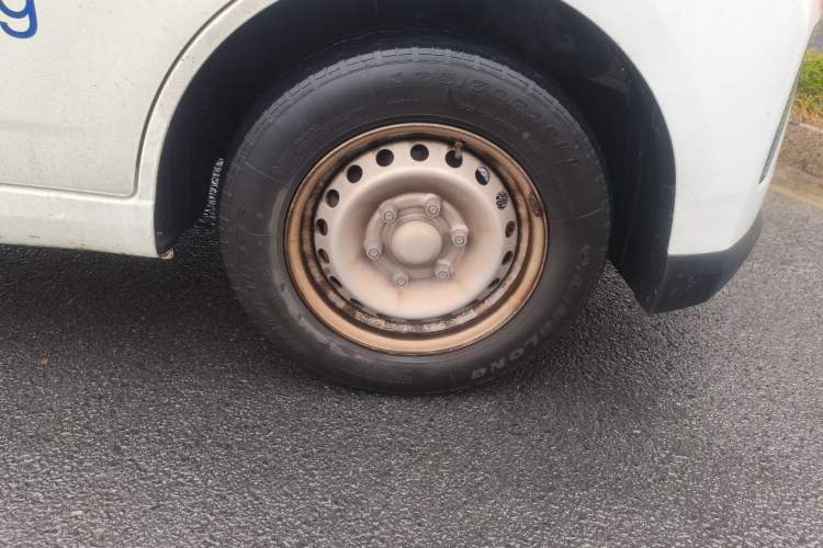 Used Wuling Yangguang 2024 300km Range Practical Window-Sealed Version 60kW Right Front Wheel Hub