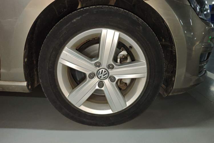 Used Volkswagen Golf 2016 1.6L Automatic Comfort Model Right Front Wheel Hub