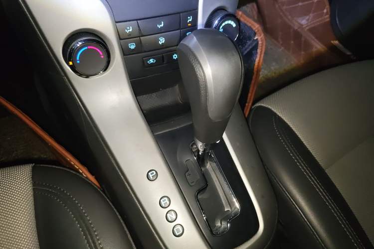 Used Chevrolet Cruze 2013 1.8L SE AT Gear Lever