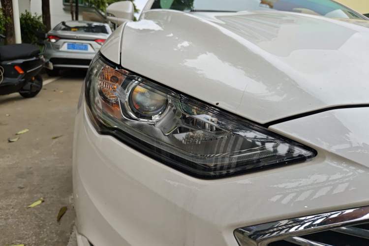 Used Ford Mondeo New Energy 2018 2.0 PHEV ZhiShang Trim Right Front Headlight