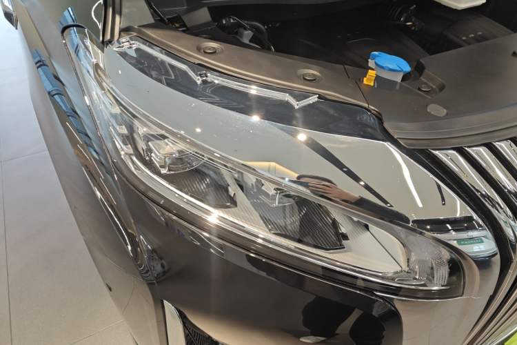 Used Wey Gaoshan 2025 Four-Wheel Drive Alpine 9 Right Front Headlight