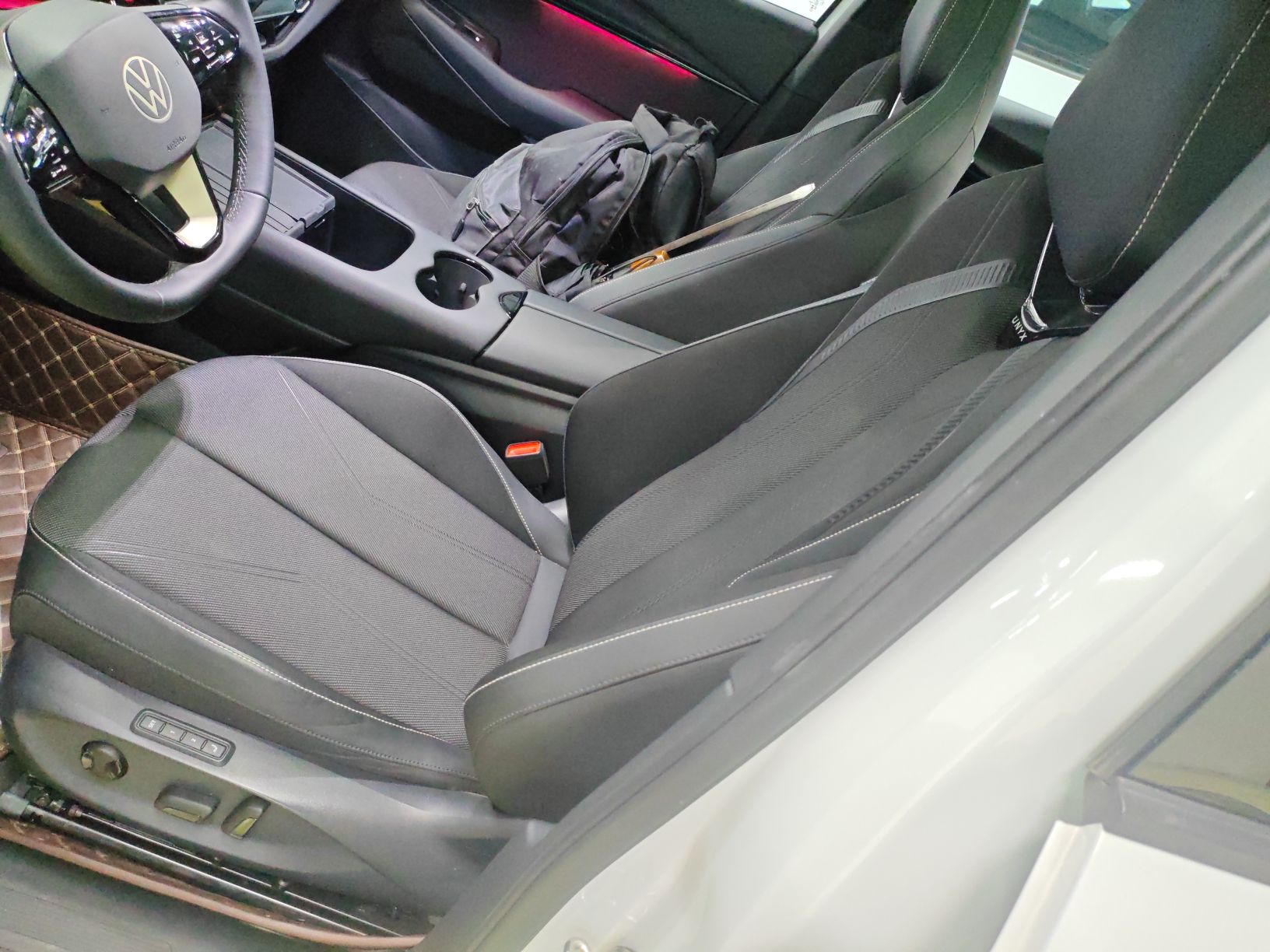 المقاعد الأمامية داخل السيارة