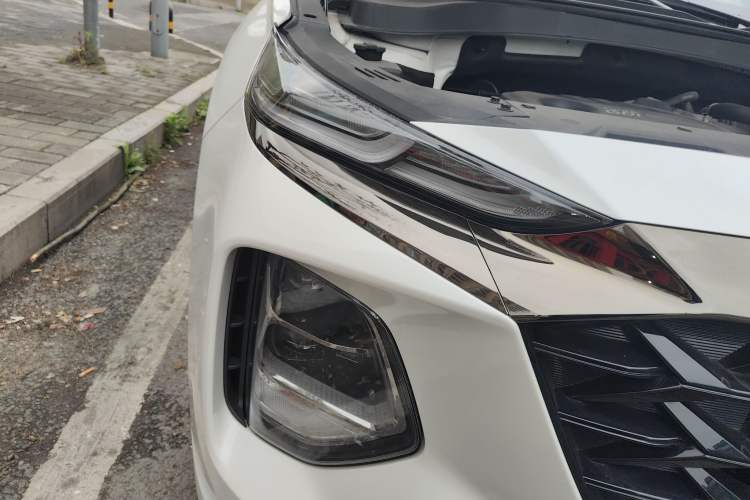 Used Hyundai Santa Fe 2023 Traveler 380T GDi Automatic All-Wheel Drive GLX HTRAC Elite Edition Right Front Headlight