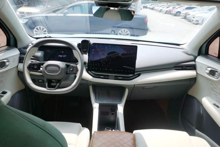 Used Lynk & Co 06 EM-P 2023 EM-P 126 Long-Range Halo Center Console