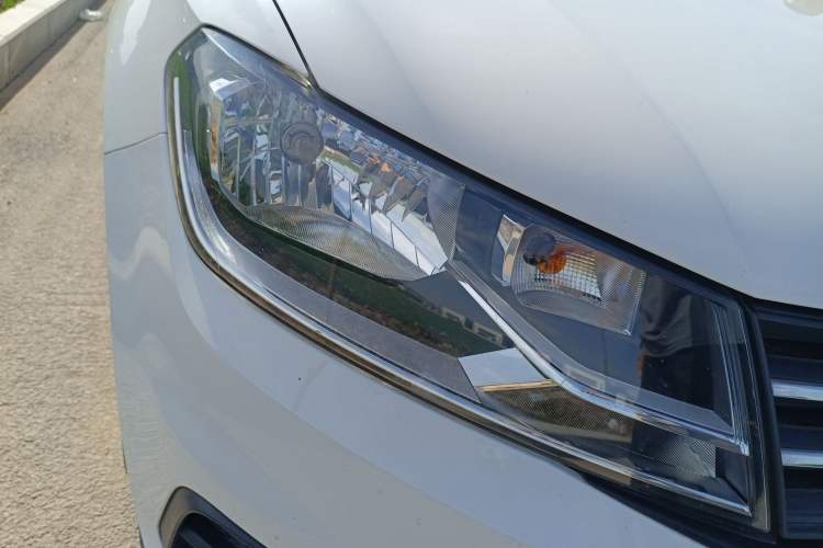 Used Volkswagen Santana 2019 1.5L Manual Fashion Edition China VI Standard Right Front Headlight