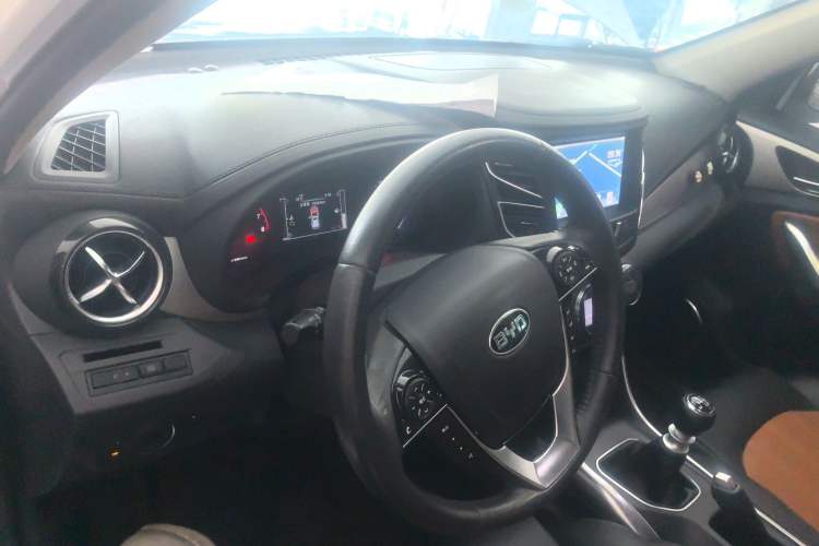 Used BYD Song 2016 1.5TI Manual Luxury Model Center Console