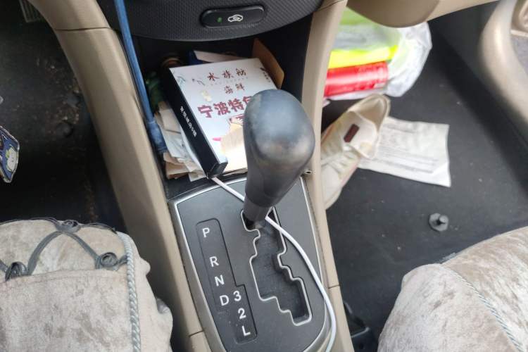 Used Hyundai Verna (older generation) 2014 1.4L Automatic Smart GLS Gear Lever