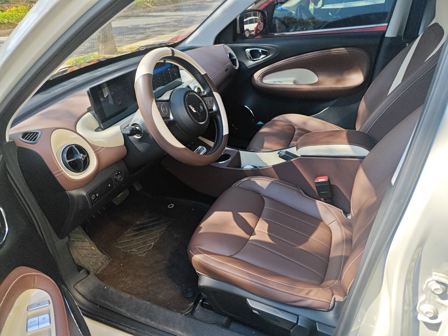 المقاعد الأمامية داخل السيارة