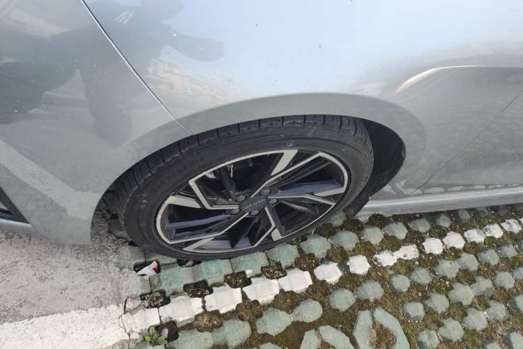 Used Lynk & Co 03 2023 1.5TD DCT JingPro Left Front Wheel Hub