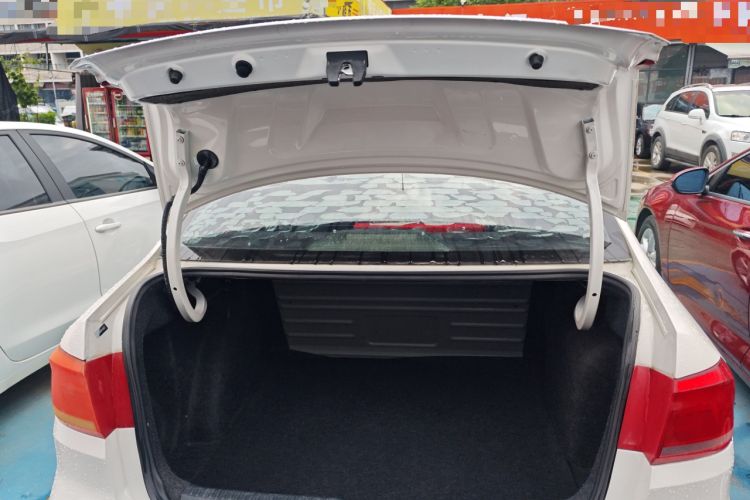 Used Volkswagen Santana 2015 1.6L Manual Comfort Edition Trunk