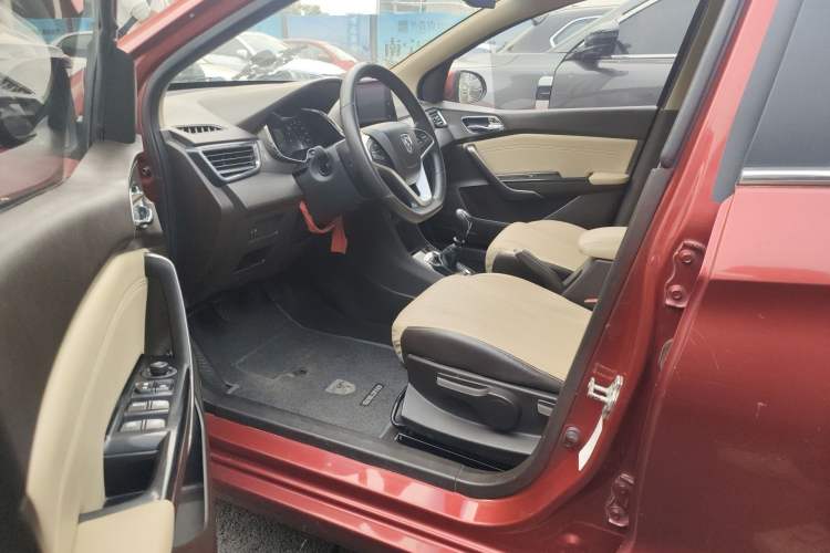 Used Baojun 310W 2017 1.5L Manual Fashion Model China V Driver Seat