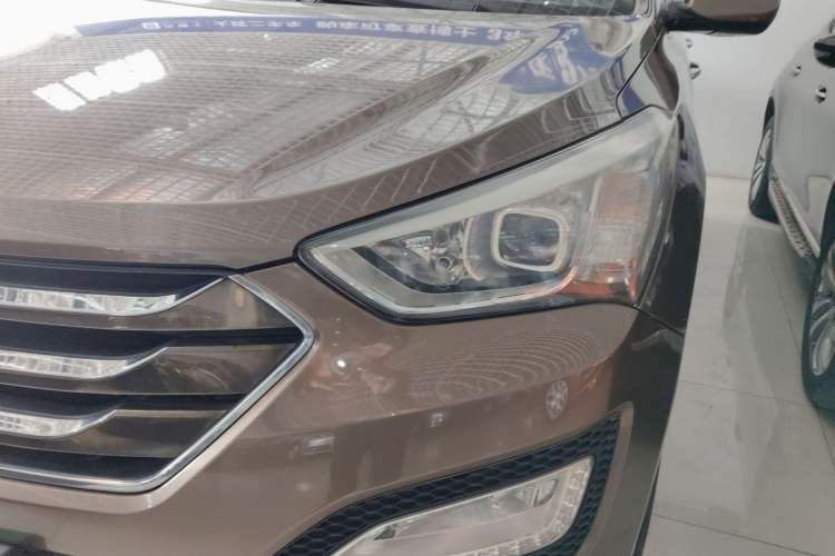Used Hyundai Santa Fe 2013 2.4L Automatic Two-Wheel Drive Smart Version Left Front Headlight