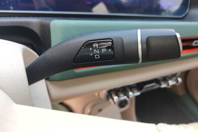 Used ORA Good Cat 2023 401 km Standard Range Luxury Version Lithium Iron Phosphate Gear Lever