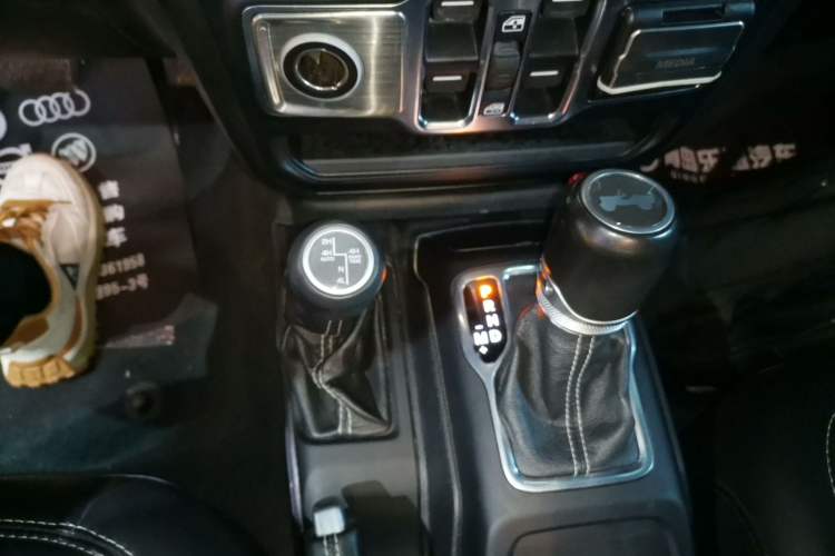 Used Jeep Wrangler 2019 2.0T Sahara Four-Door Version China VI Emission Standard Gear Lever