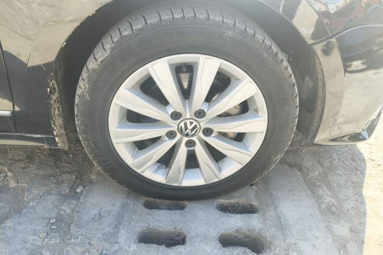 Used Volkswagen Sagitar 2015 230TSI Manual Comfort Version Right Front Wheel Hub