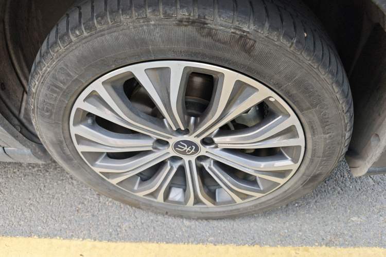 Used BYD Song Pro New Energy 2022 DM-i 110km Flagship Pro Model Right Front Wheel Hub