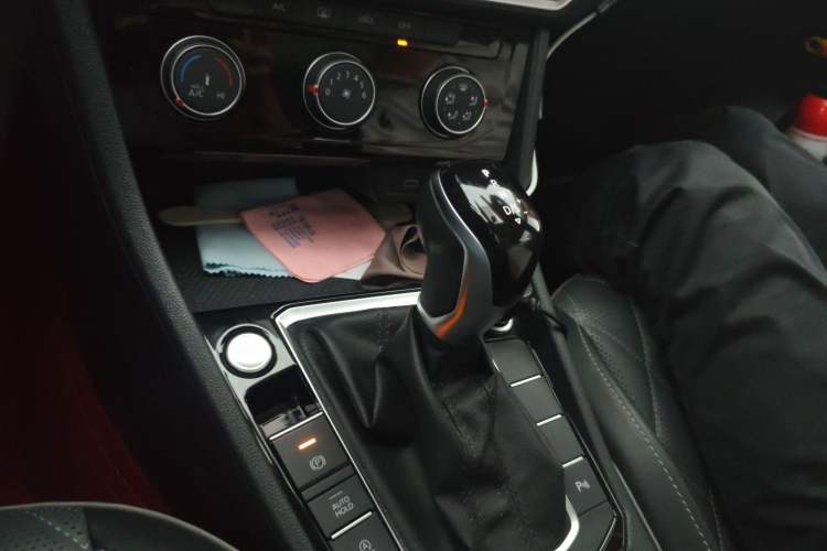 Used Volkswagen Sagitar 2023 300TSI DSG Excellence Edition Gear Lever