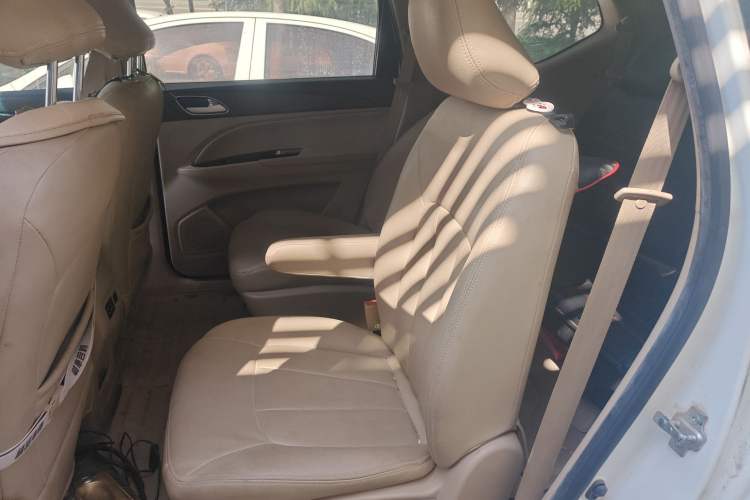 Used Baojun 730 2016 Revised 1.5L Manual Standard Version 7 Seats China V Emission Standard Left Rear Seat