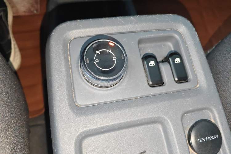 Used Wuling Yangguang 2024 300km Comfort Version with Sealed Windows 60kW Gear Lever